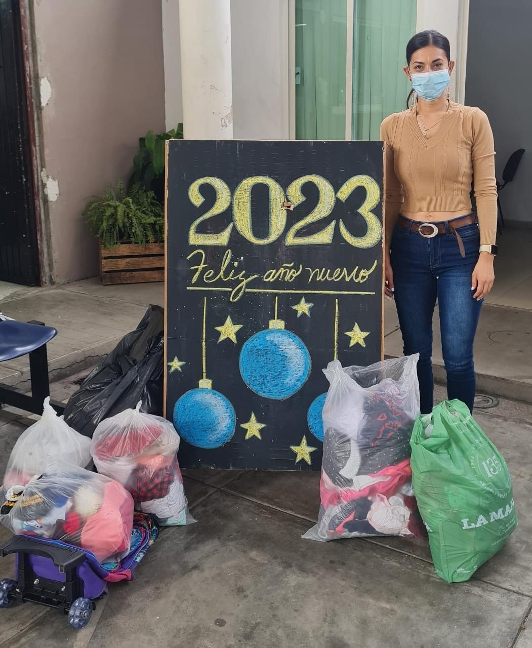 Ciudadana dona ropa en buen estado para familias vulnerables