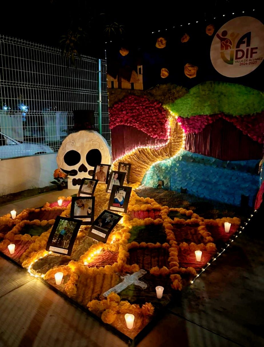 DIF MUNICIPAL CREA SU ALTAR DE MUERTOS